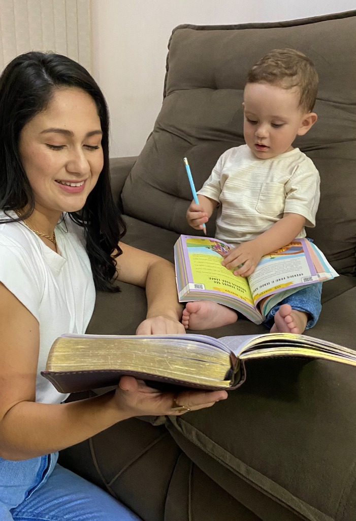 Pati lendo bíblia com filho